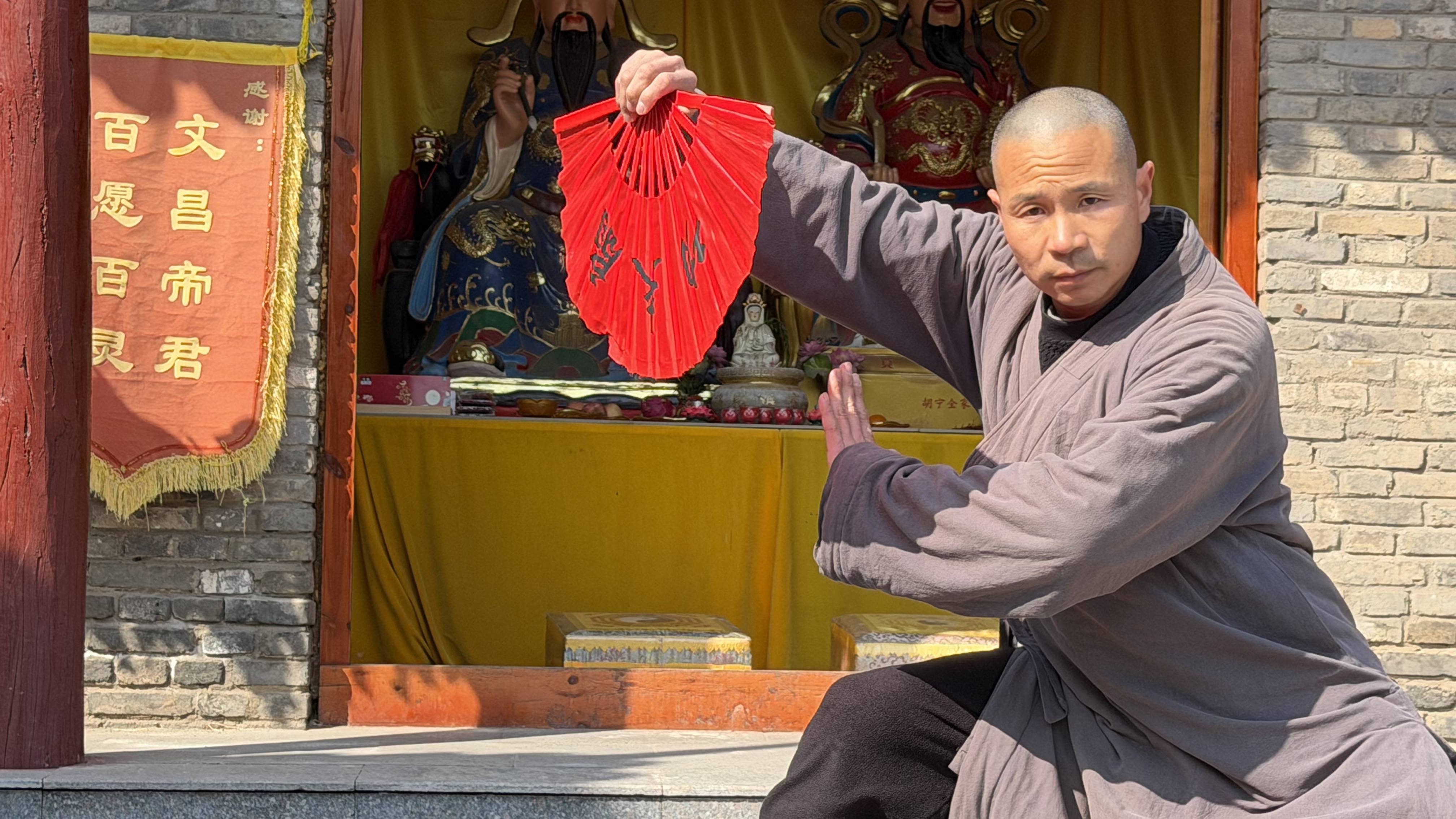 Shifu Shi Yanjun with a group of international students at the temple entrance