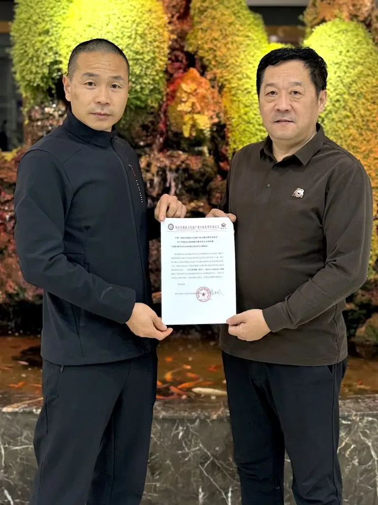 Shifu Shi Yanjun receiving the distinction for China National Intangible Heritage